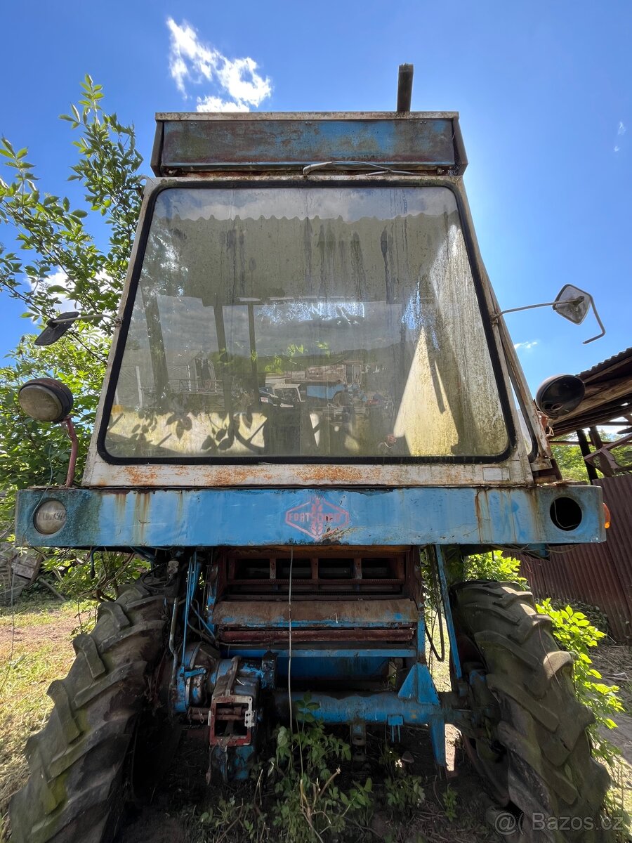 Kabina s kombajnů e512