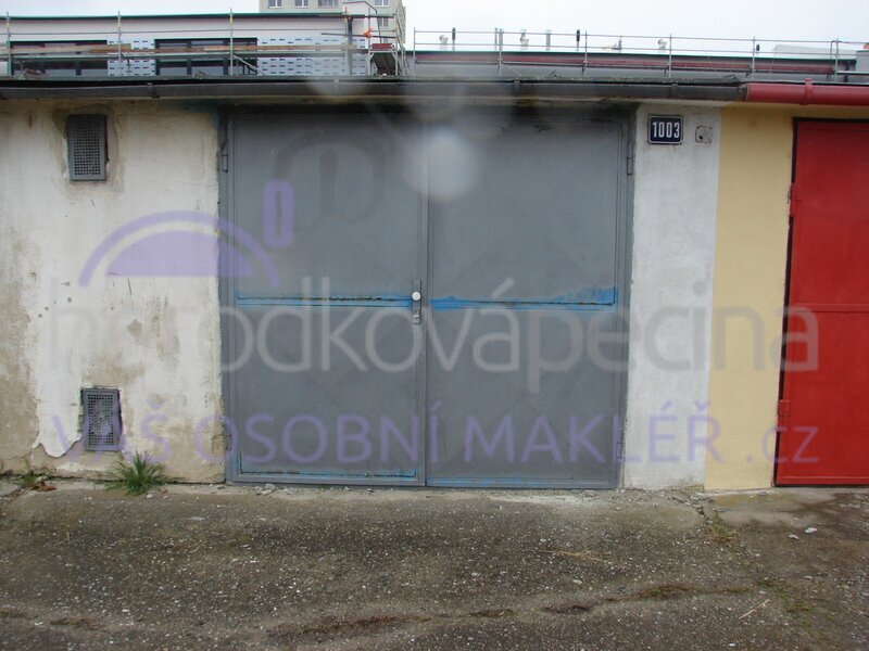 Pronájem prostorné řadové garáže 24 m2 s montážní jámou a el