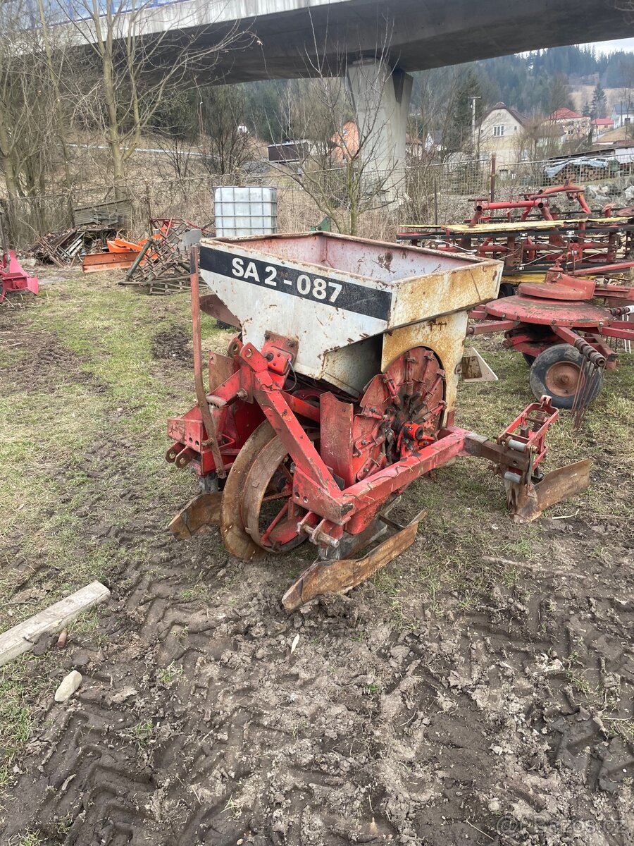 Sazeč brambor za malotraktor