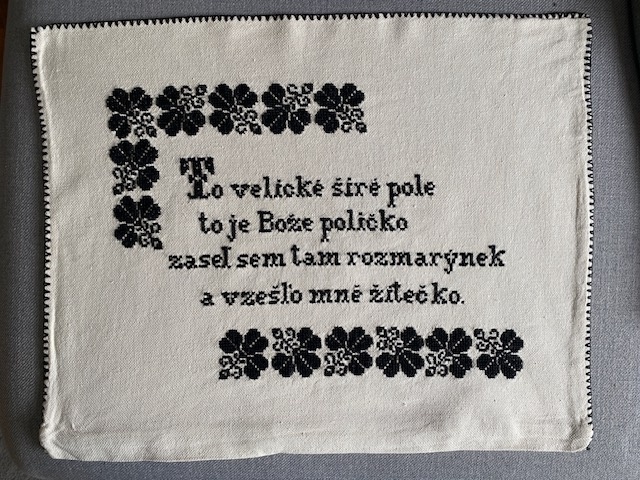 Ručně vyšívaný povlak na polštář