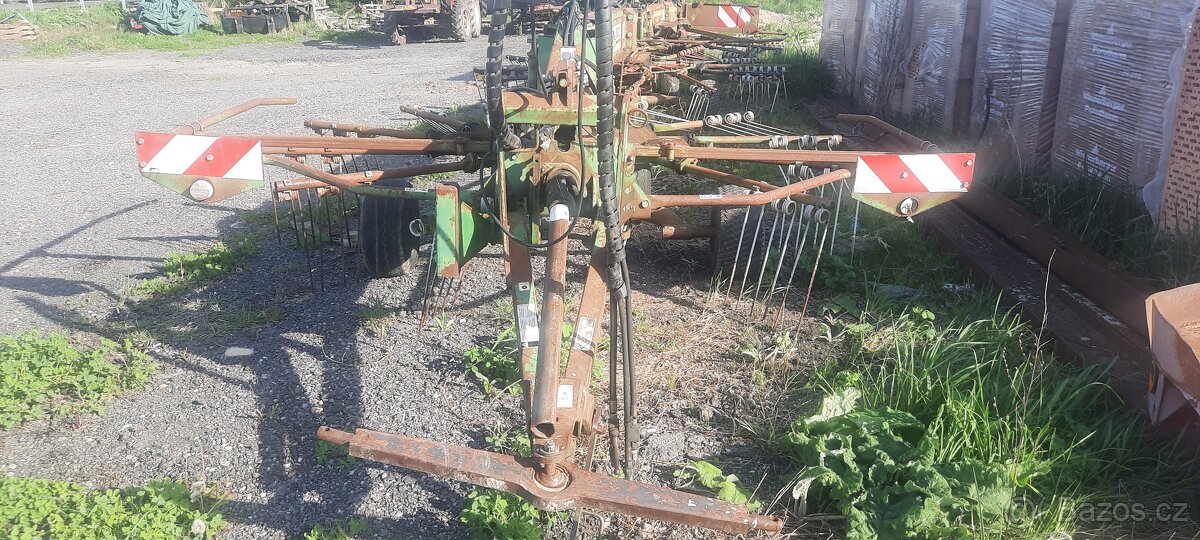 3 rotorové nahrabovač sena