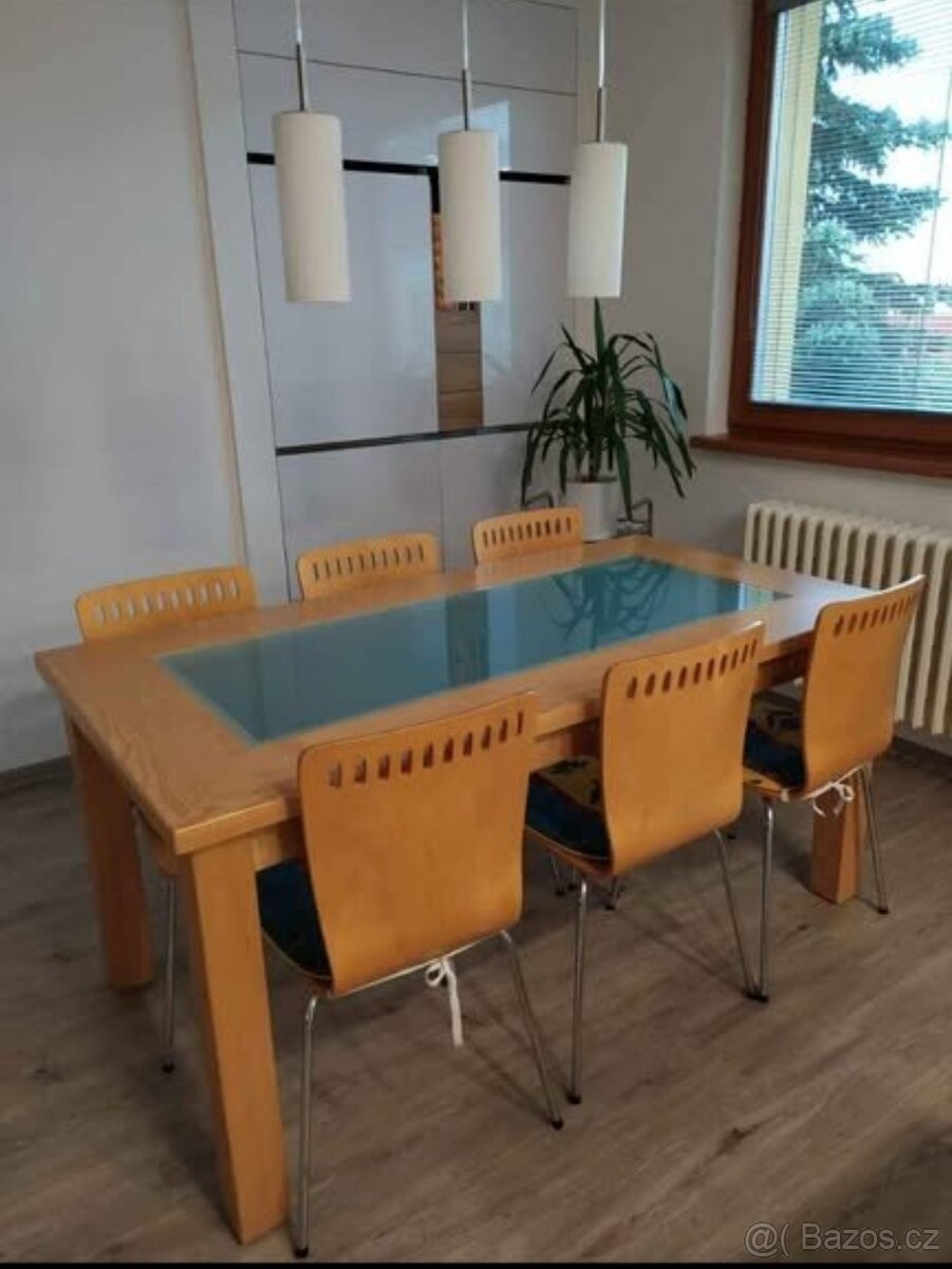 Jídelní stůl