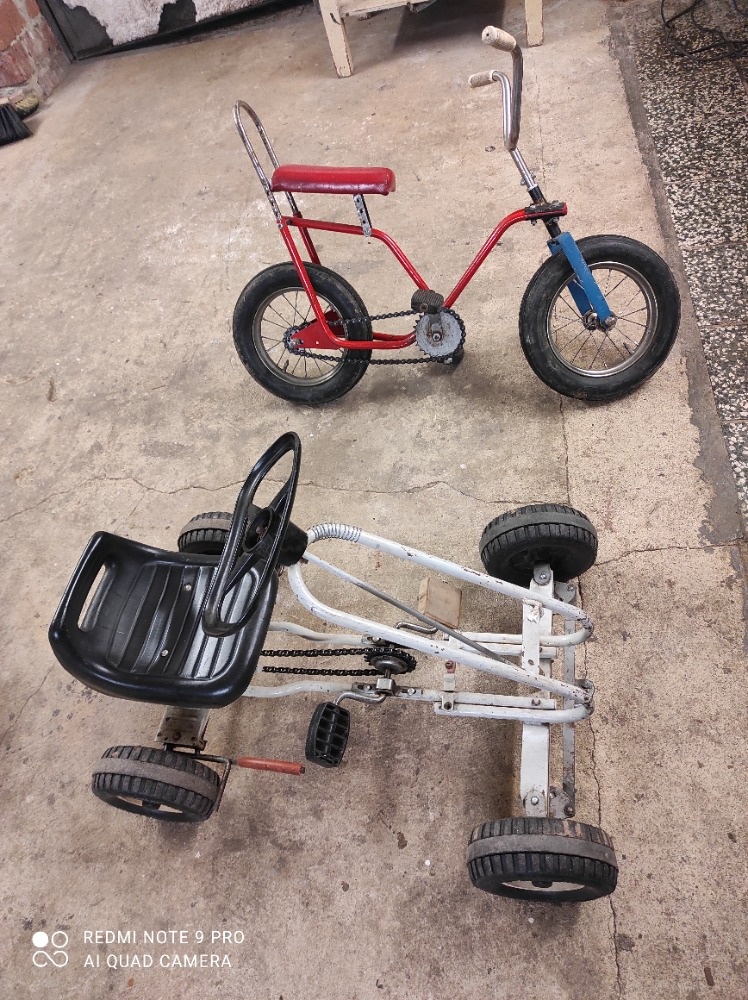 Retro kola a šlapací kára