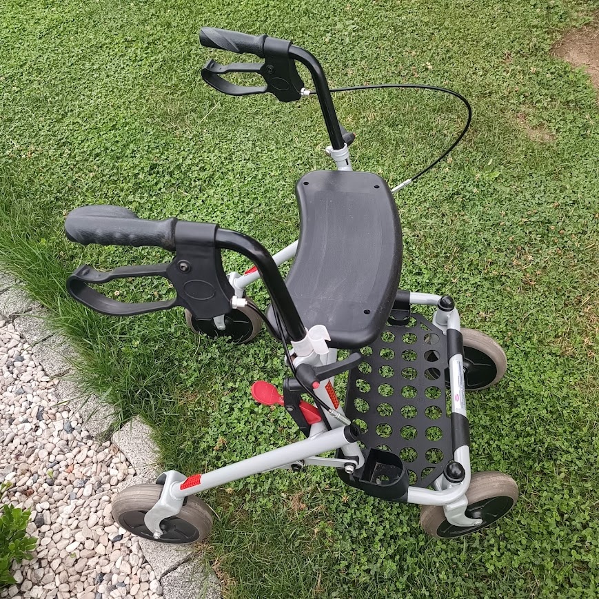 Skládací čtyřkolové chodítko