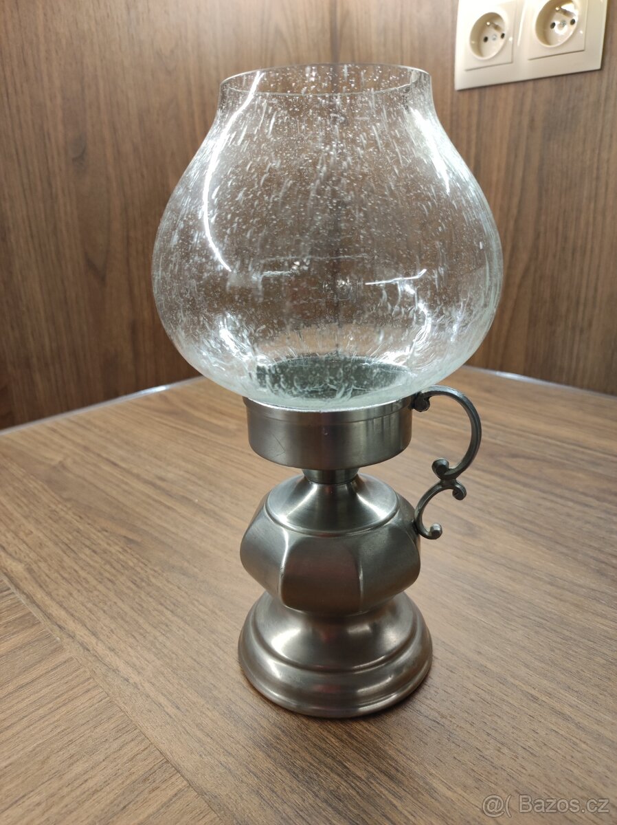 Vysoká stará lampa