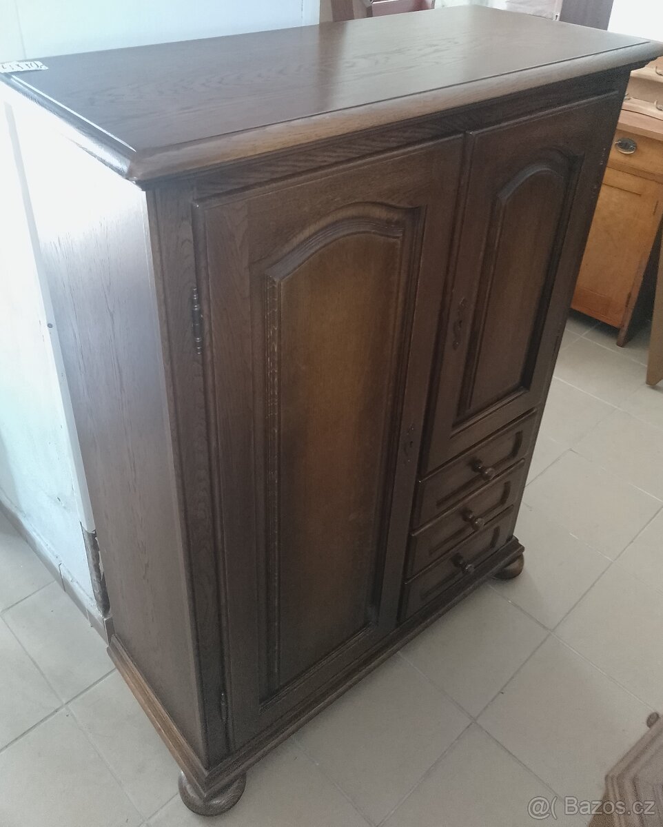 Dubová vysoká komoda