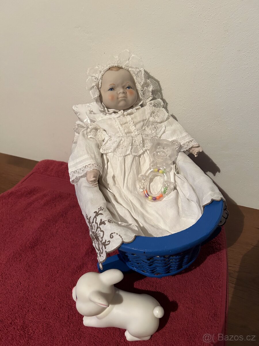 Panenka starožitná v kolebce