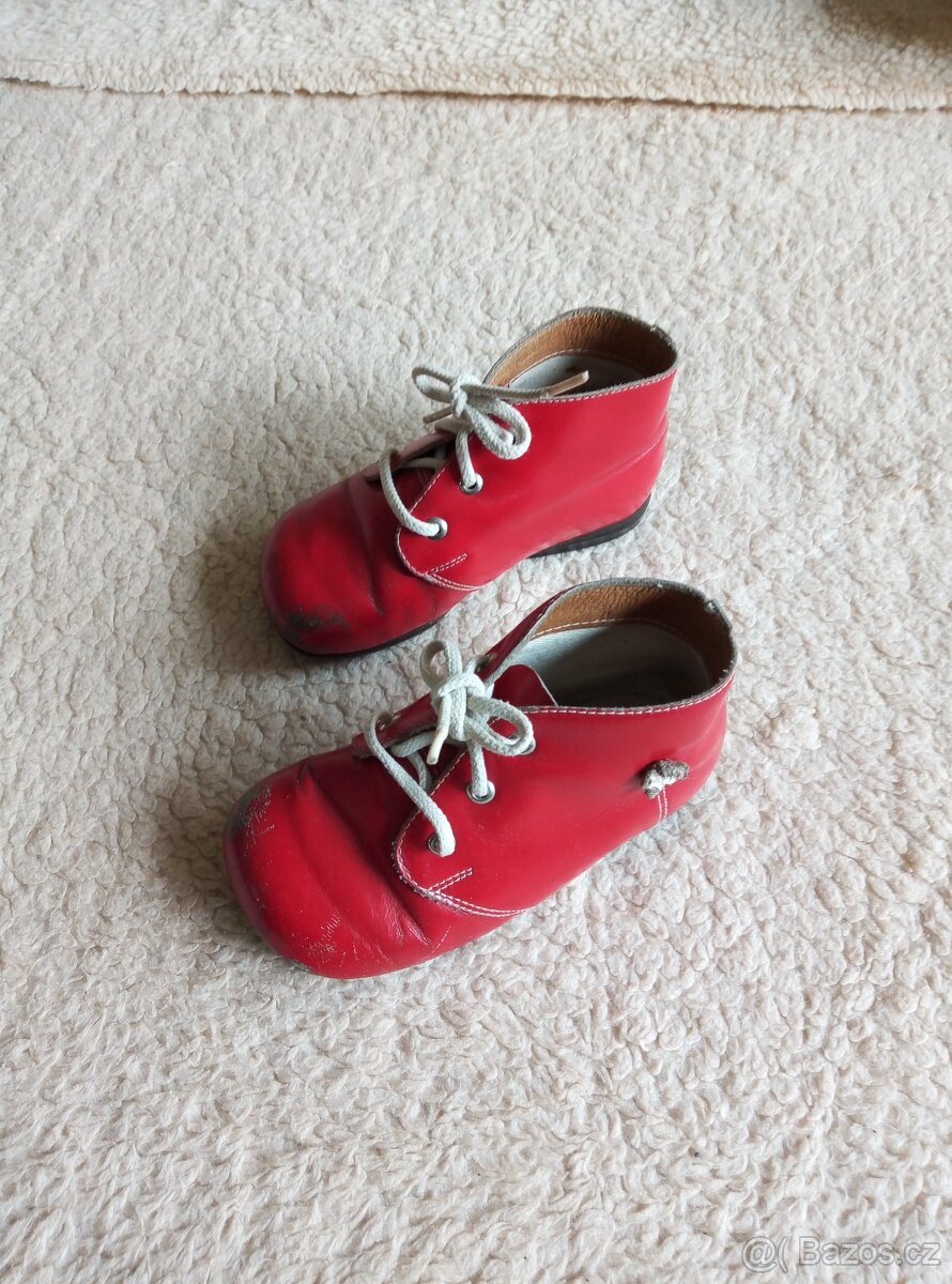 Prodám dětské červené botičky-RETRO vel.14,5