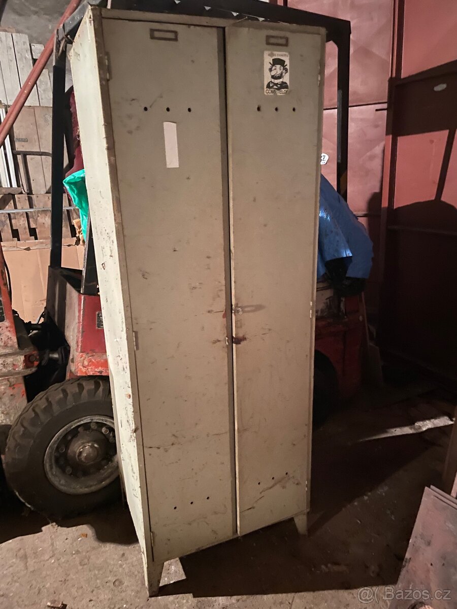 Pracovní dvoudílná, Šatní skříň