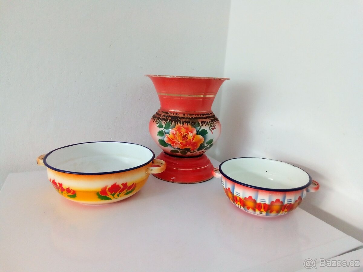 Staré, barevné, smaltované nádobí