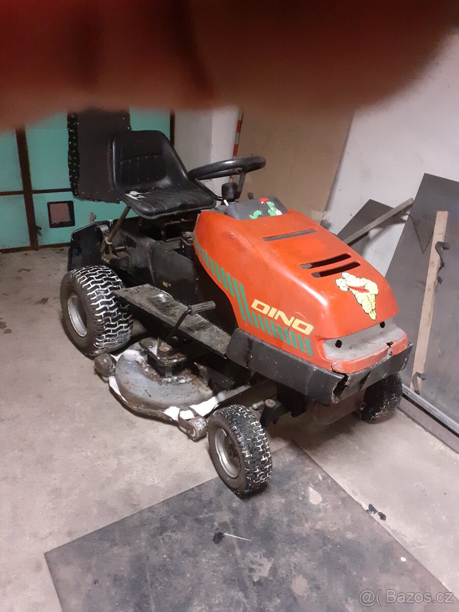 Zahradní traktůrek