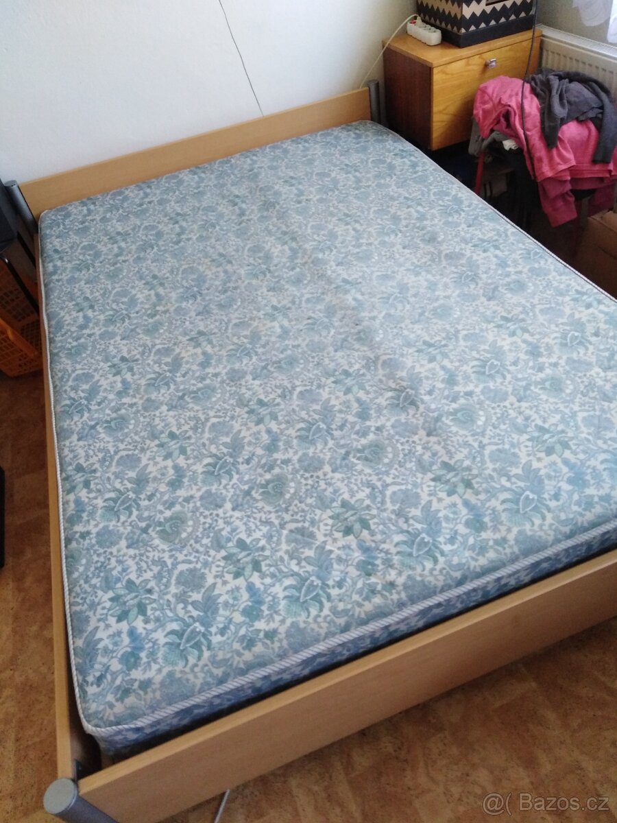 Postel s matrací