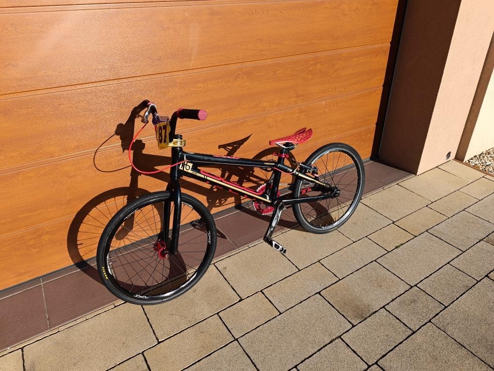 Závodní kolo bmx