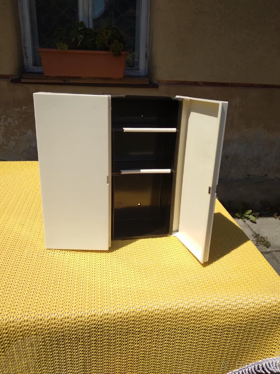Retro koupelnová skříňka