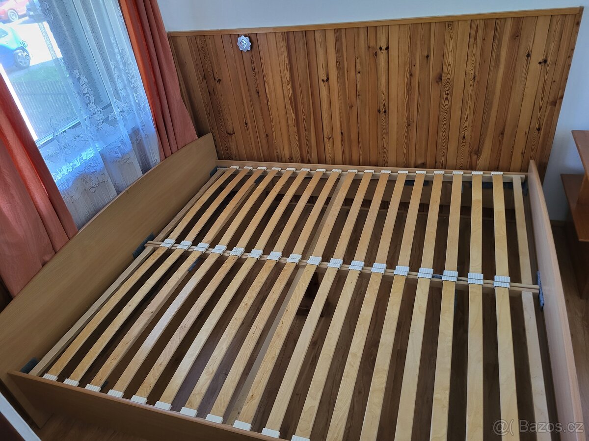 Dvoupostel s roštem.