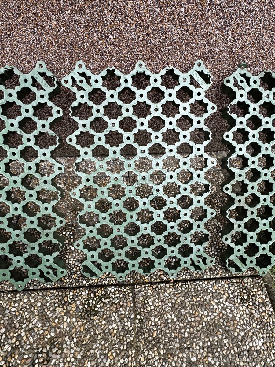 Zatravňovací panel