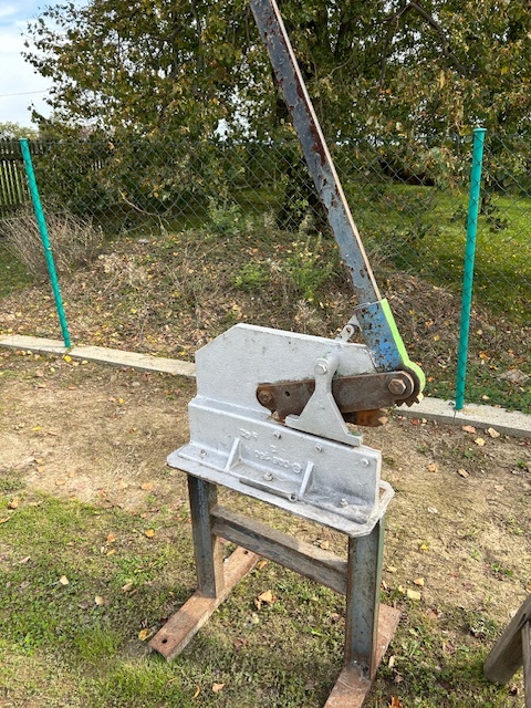 Pakové nůžky