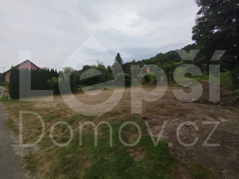 Prodej stavební parcely a dvou garáží v obci Vápenná