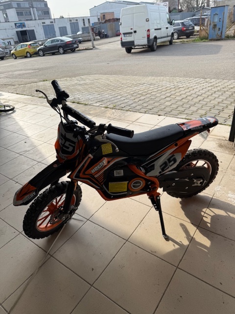 Prodám elektrickou motorku pro dítě.