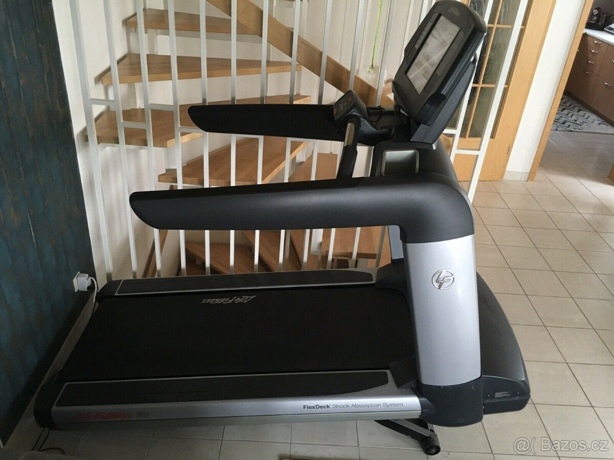 Běžecký pás Life Fitness Elevation Engage 95T