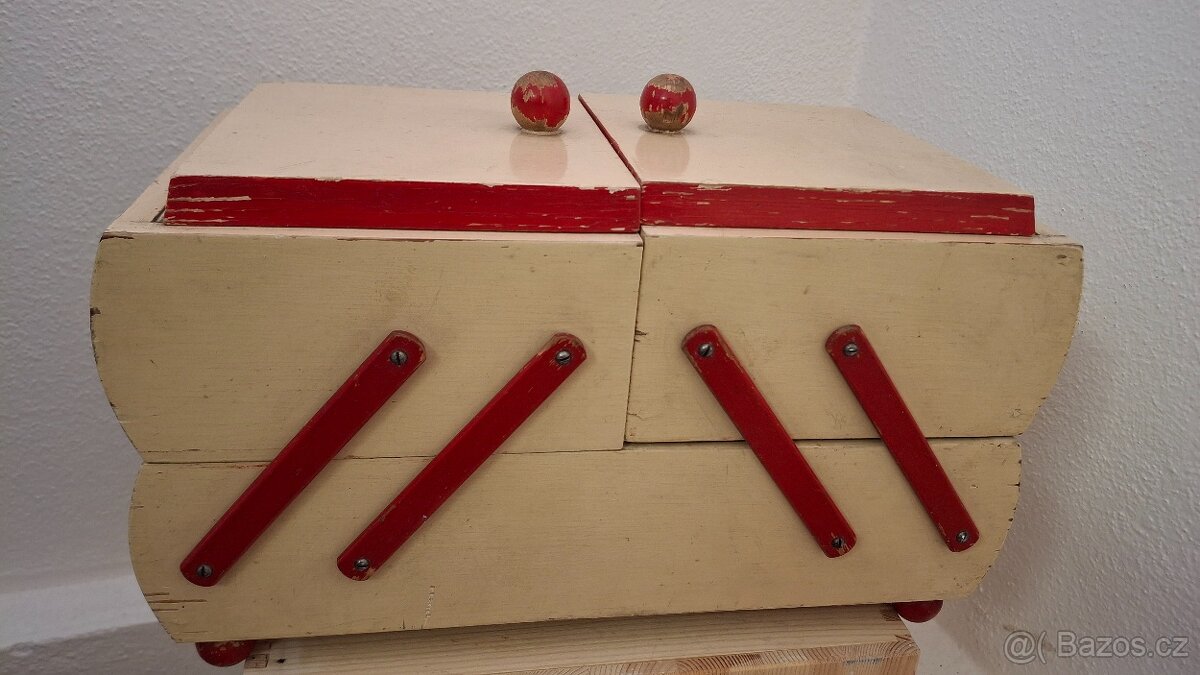 Staré zachovalé funkční dřevěné šitíčko