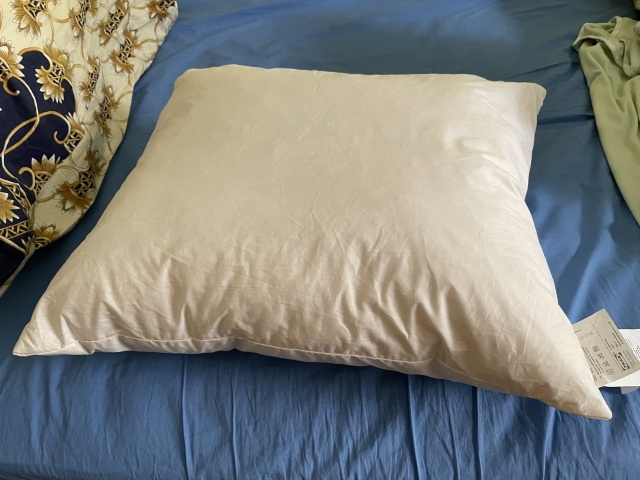 4ks Polštáře plněné pravým peřím. Váha 0,94 kg. Málo používa
