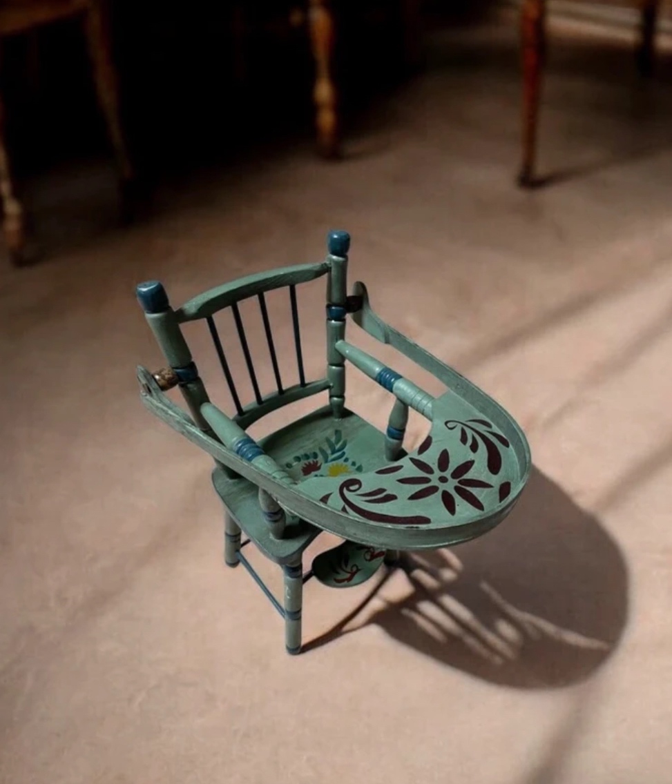 Starožitná židlička, stolička pro panenky 1945