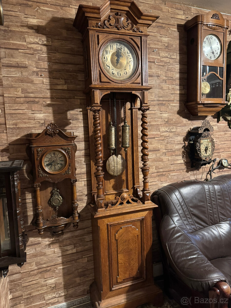 Masivní starožitné podlahové hodiny . Perfektní chod.