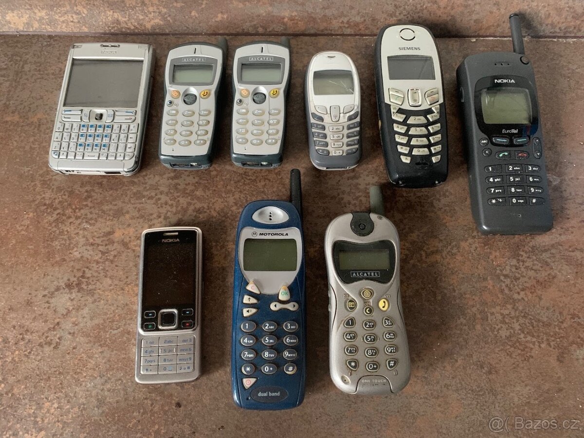 Devět tlačítkových telefonů, nezkoušené, jen vcelku