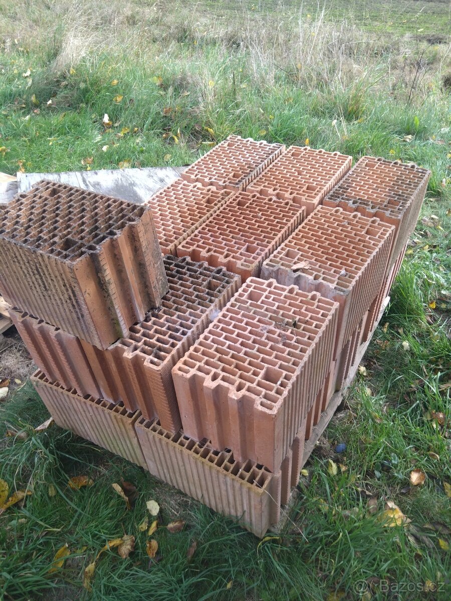 Cihly, zbytek ze stavby