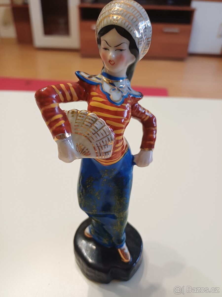 Starožitná porcelánová soška