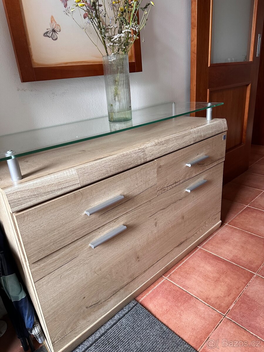 Komoda se sklem