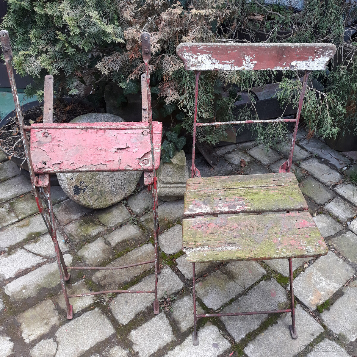 Historické kovové židle k renovaci... 2 kusy.