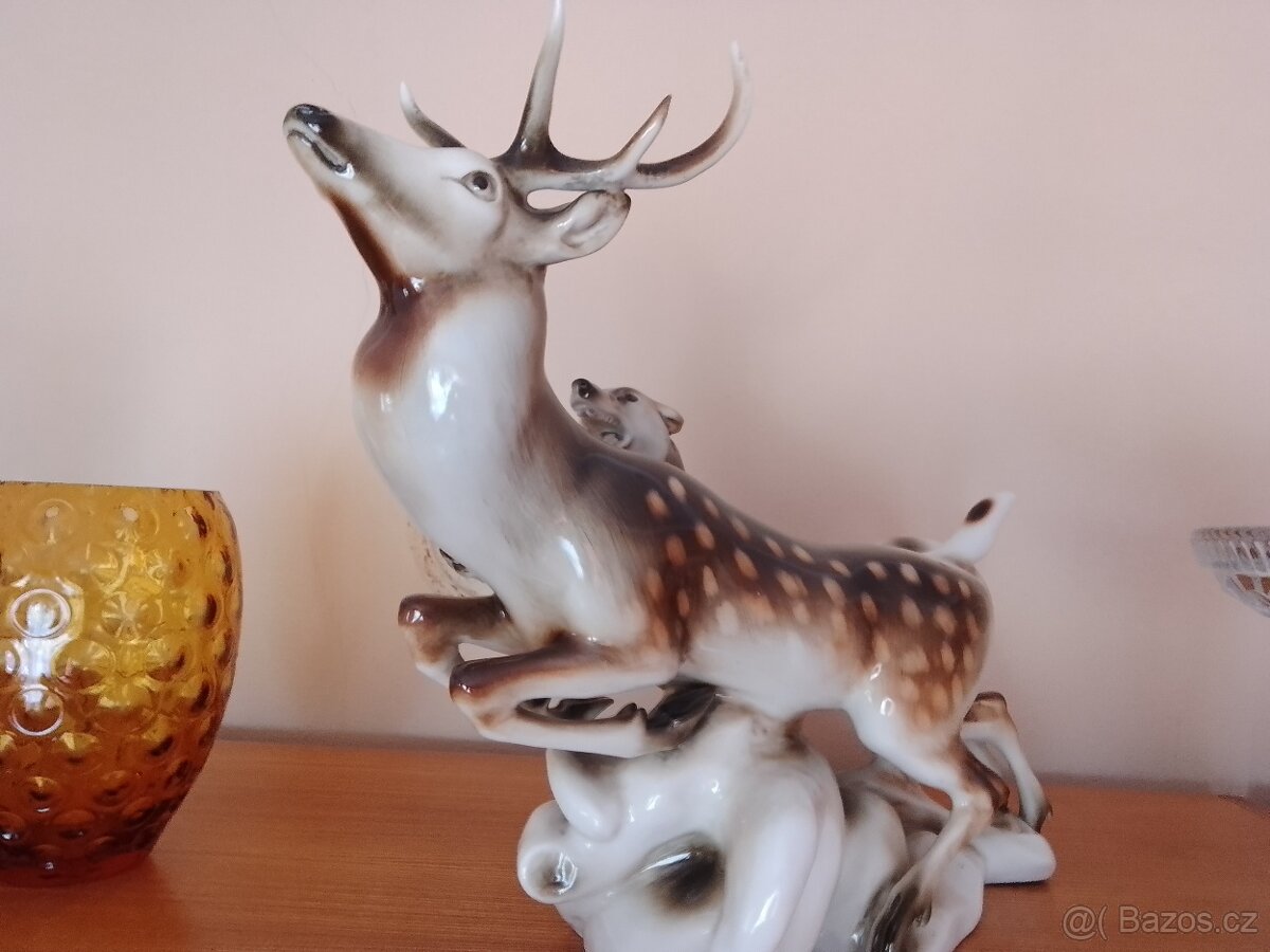 Porcelánová soška Royal Dux - Štvanice na jelena