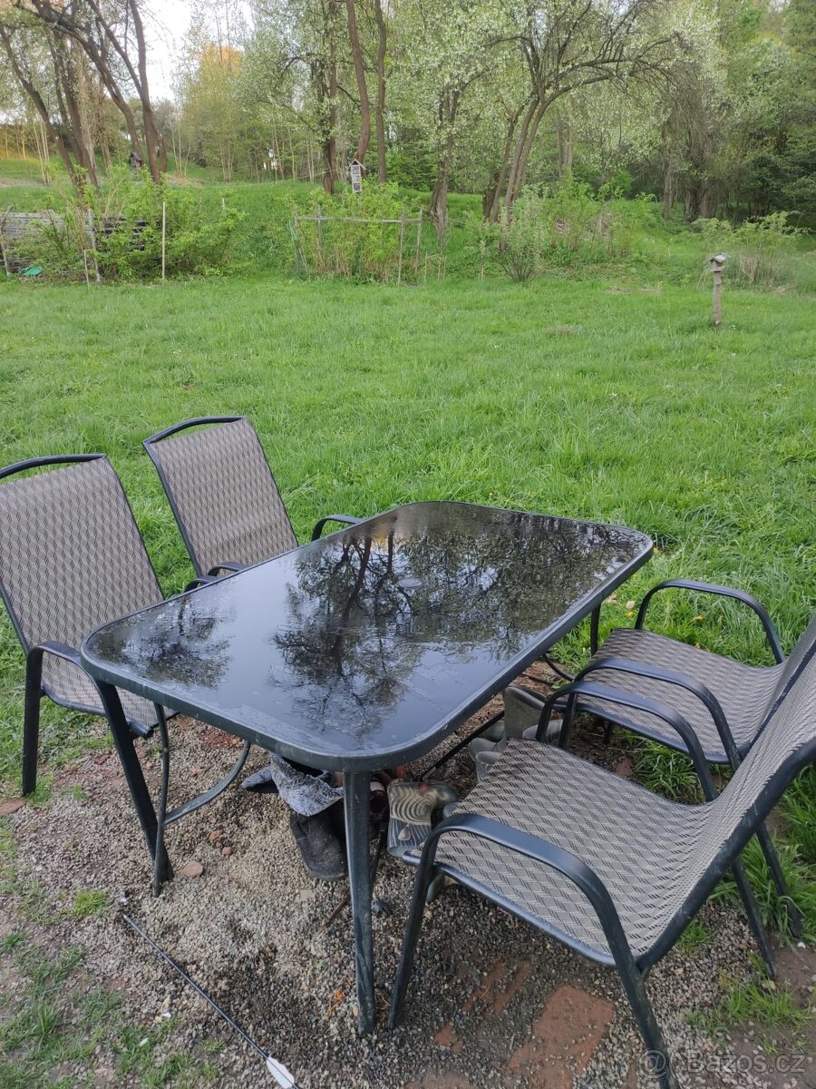 Skleněný stůl,čtyři židle