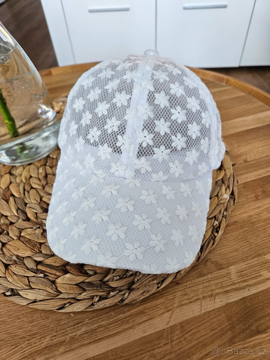 Krásné nové letní kšiltovky