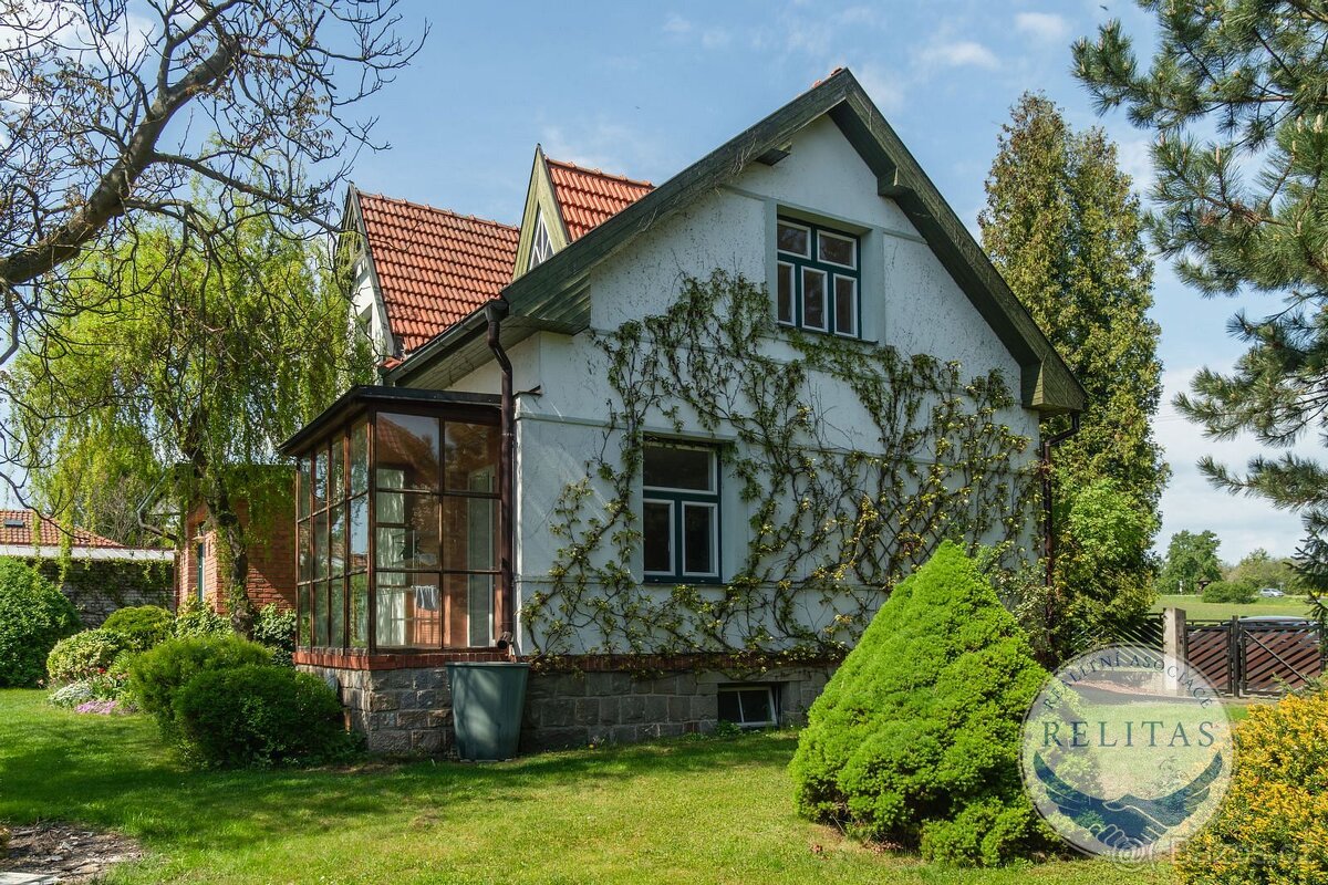 Prodej rodinného domu 200 m², pozemky 841 m²