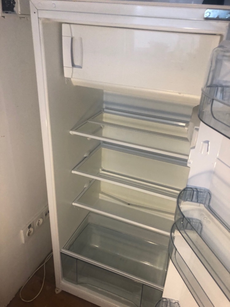 Lednička nepoužívaná vestavěná i samostatně stojicí
