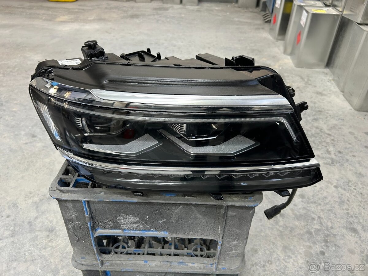 VW Tiguan pravé přední světlo