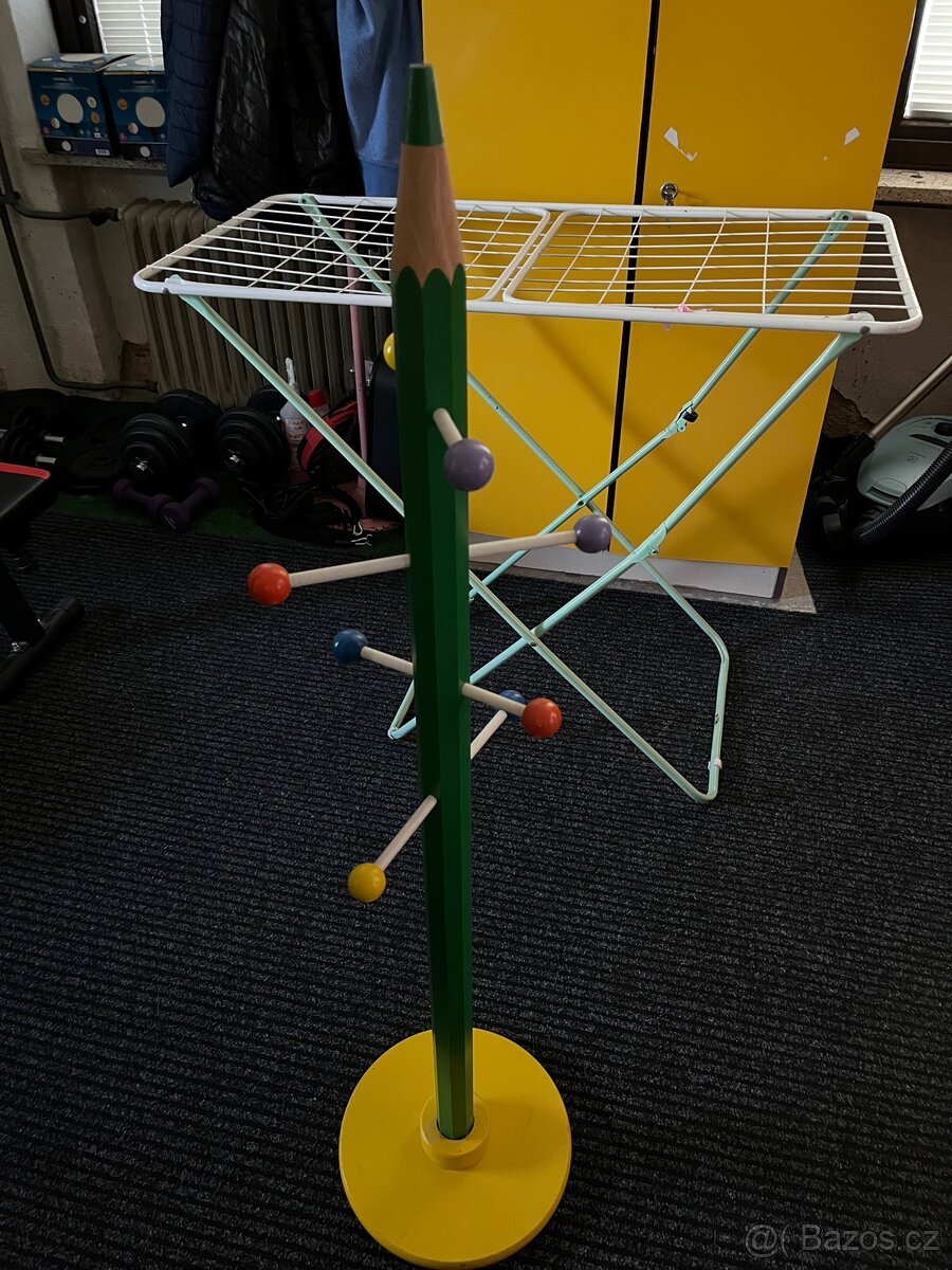Dětský dřevěný věšák