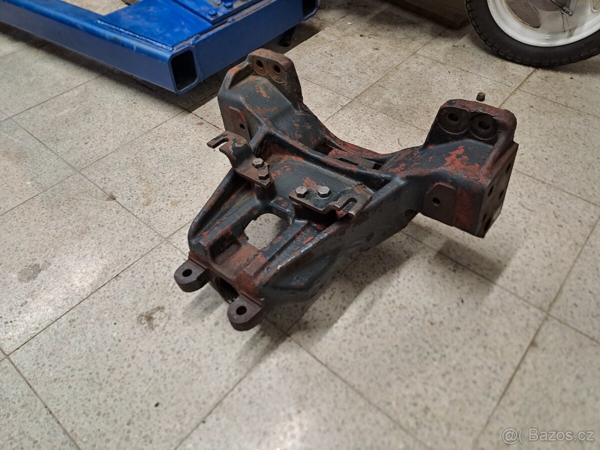 Konzole přední nápravy Zetor