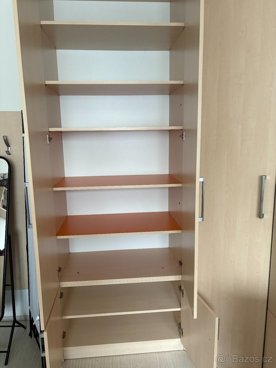Rohová šatní skříň + postel