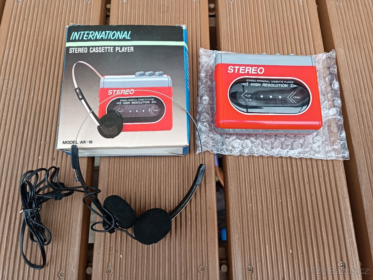 Stereo kazetový přehrávač ve stylu walkman+ sluchátka.