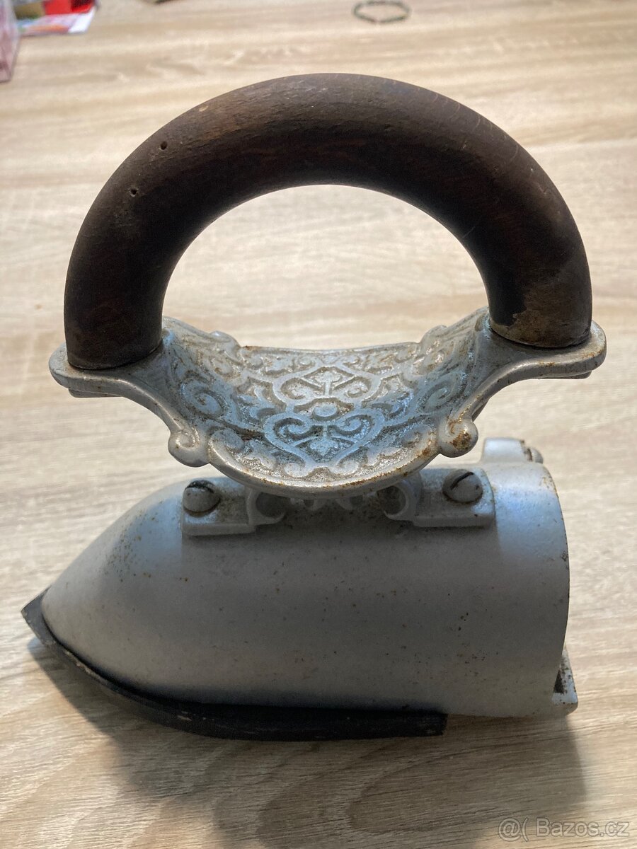 Starožitna žehlička