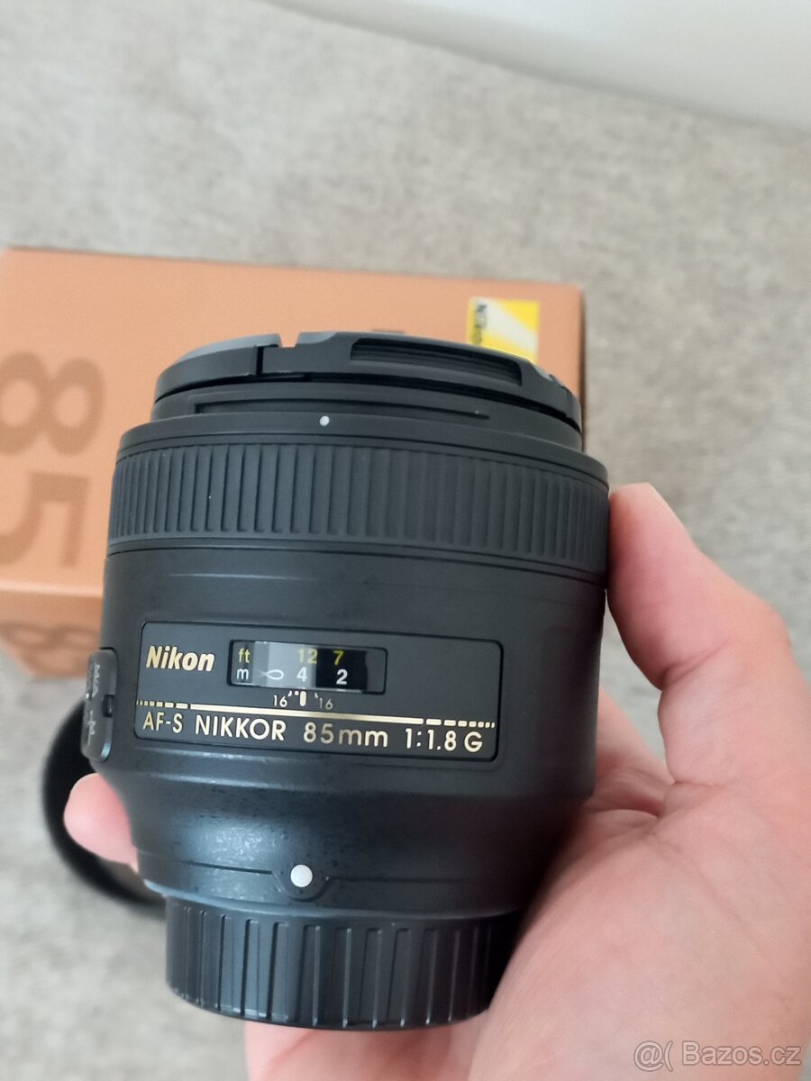 Objektiv Nikon, FX, AF-S Nikkor 85 mm,  1,8 G + sluneční clo