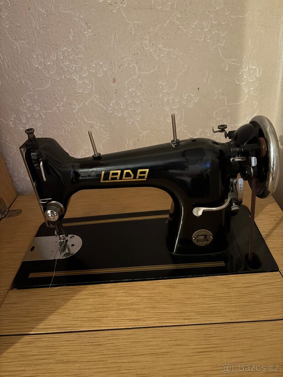 Šicí stroj Lada
