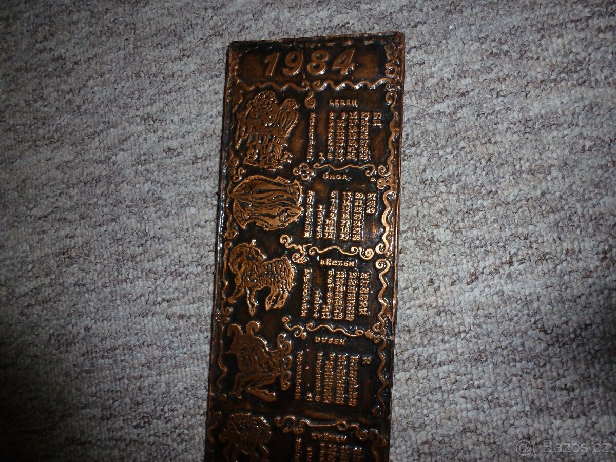 NÁSTĚNNÝ RETRO KALENDÁŘ