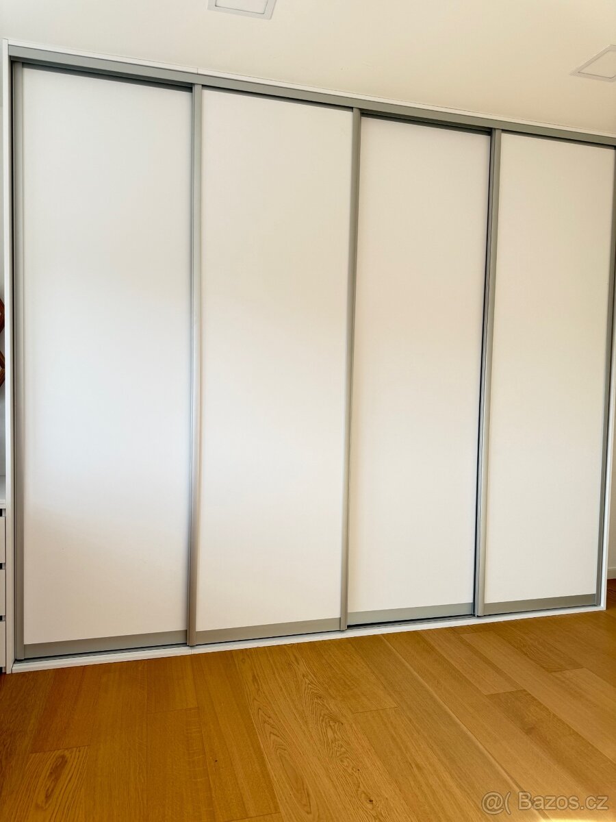 Prodávám 4x posuvné dveře a posuvný mechanizmus na šatní skř