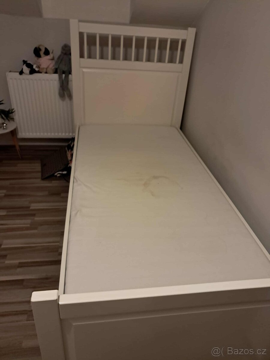 Bílá postel