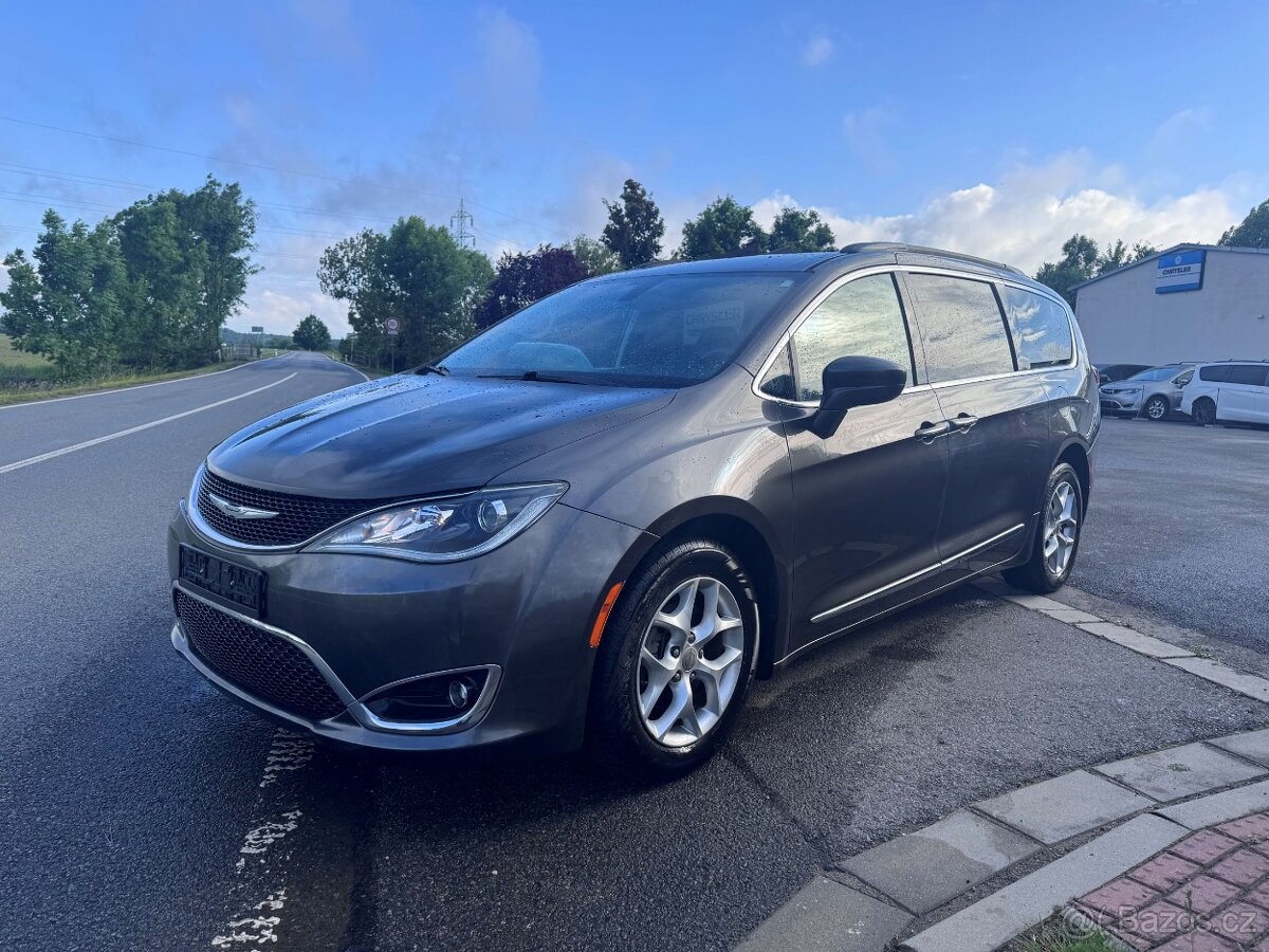 Chrysler Pacifica 3,6 RU Touring L 8 míst 2017